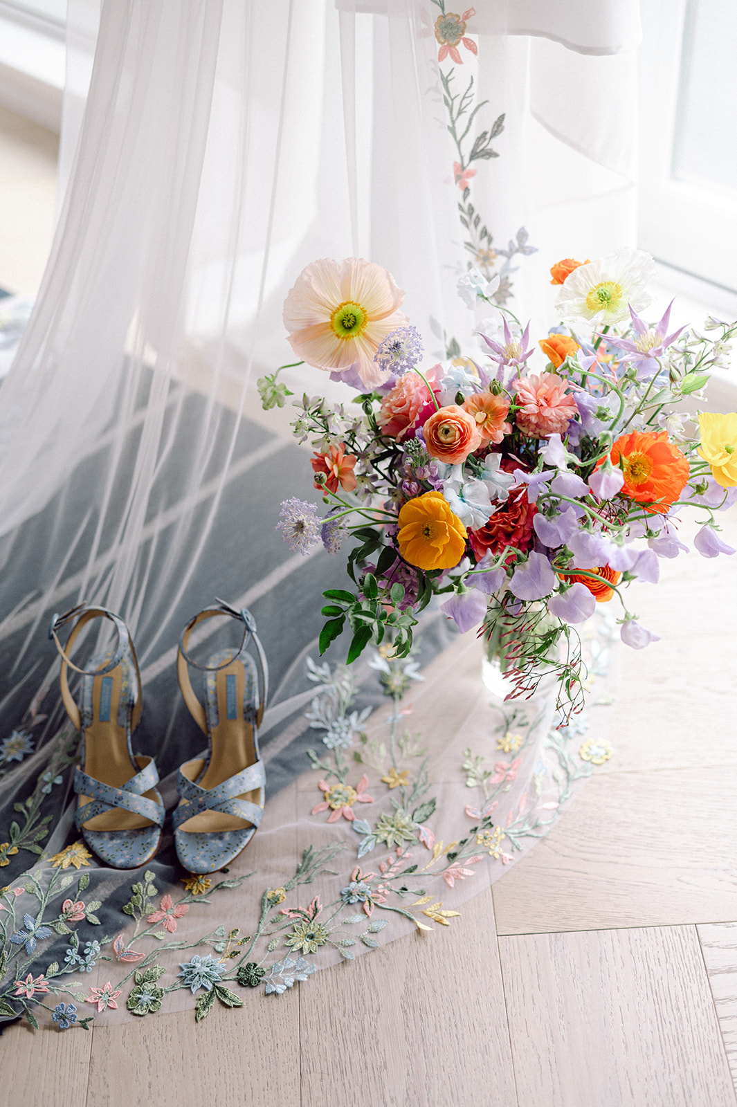 colorful bridal bouquet featuring lavender details and bride's veil with flower embroidery. 