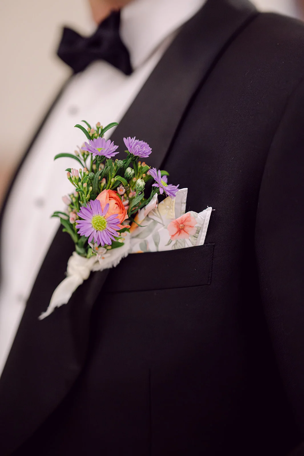 Lavender Wedding Details | groom's boutonniere with lavender flowers 
