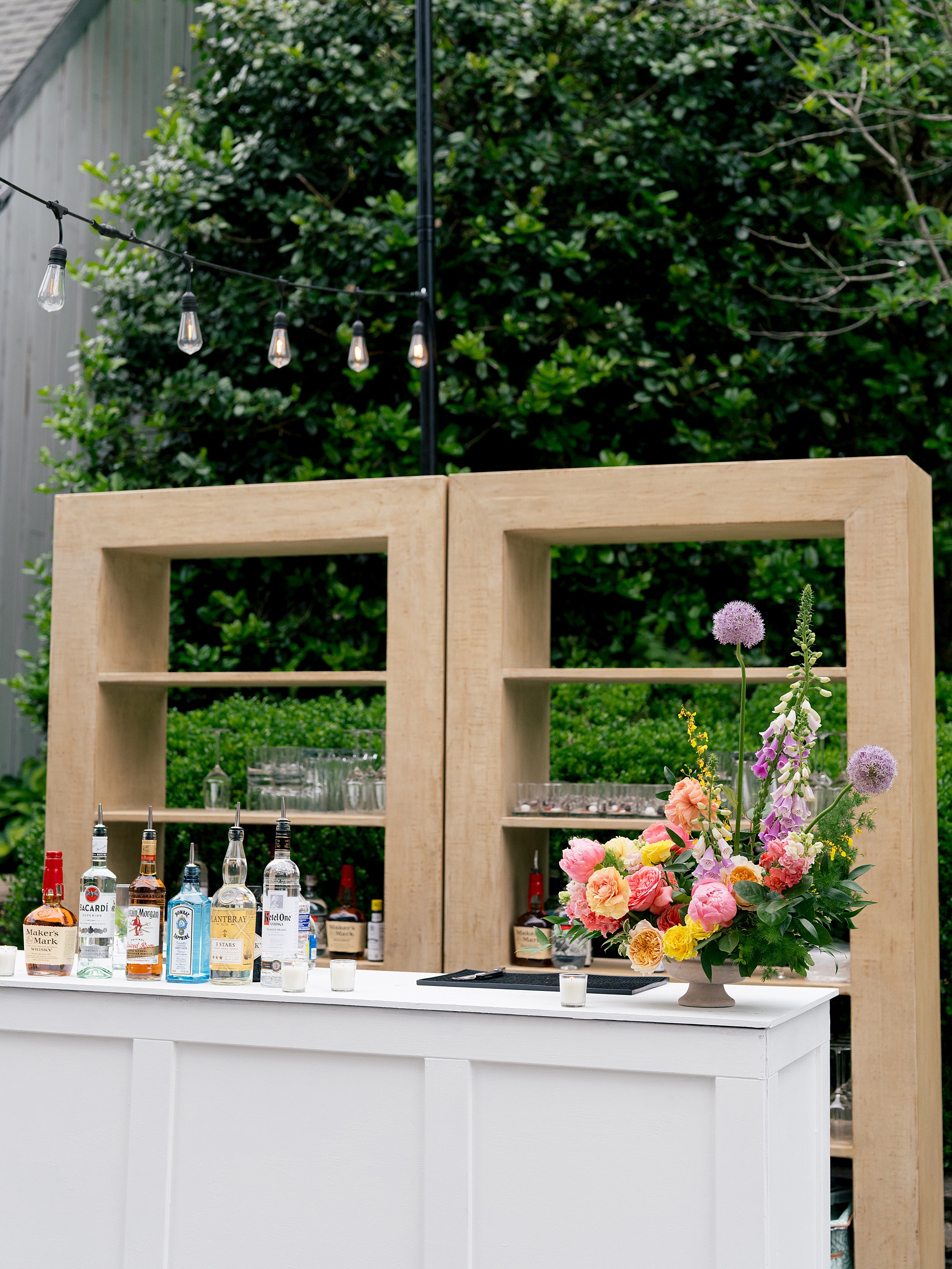 florals decorate white bar top