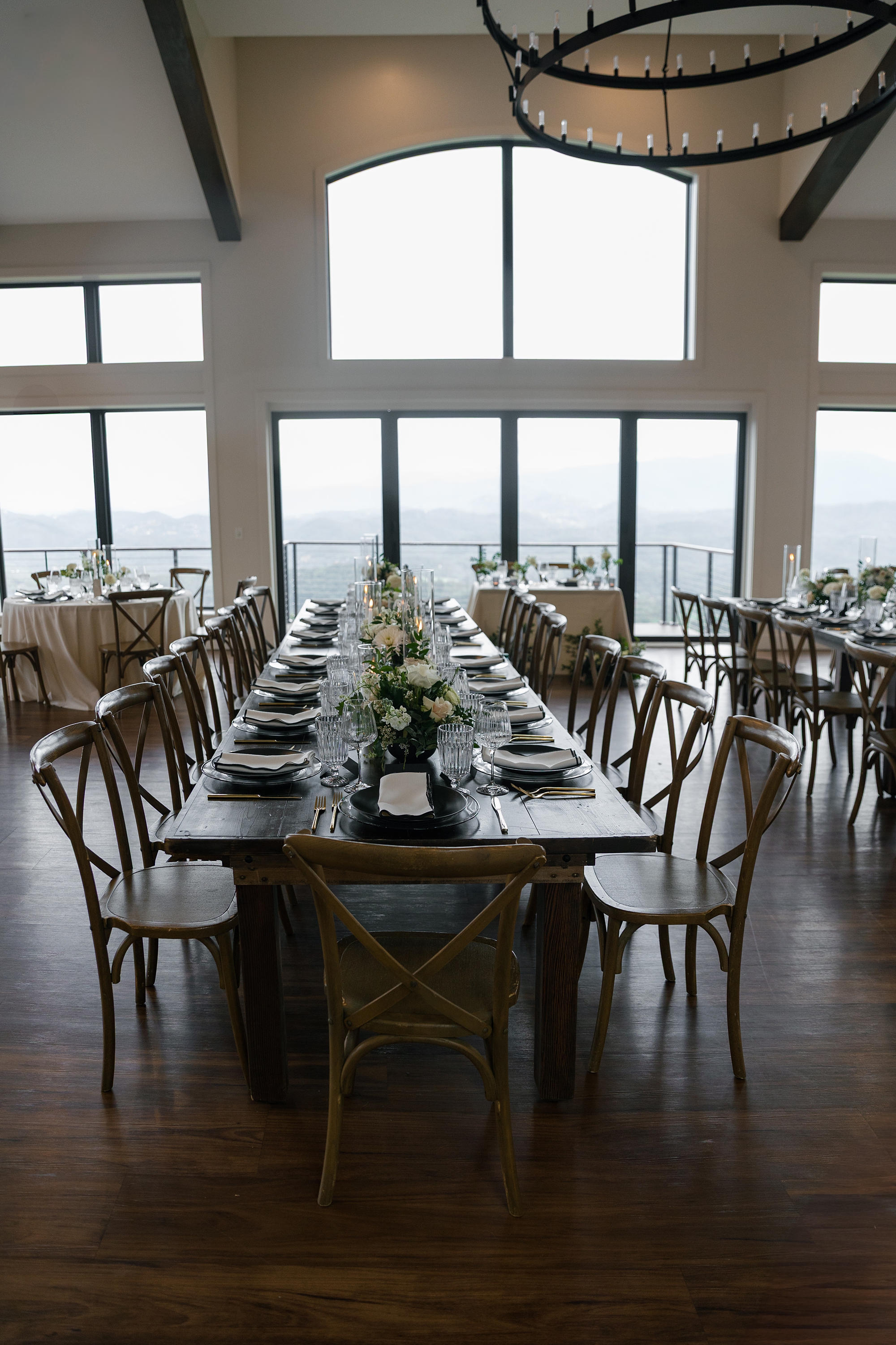 Timeless black and white wedding in the mountains 